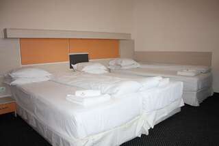 Отель Hotel Orlando София Трехместный номер с бесплатной парковкой-1