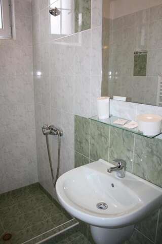 Отель Hotel Orlando София Четырехместный номер с бесплатной парковкой-3